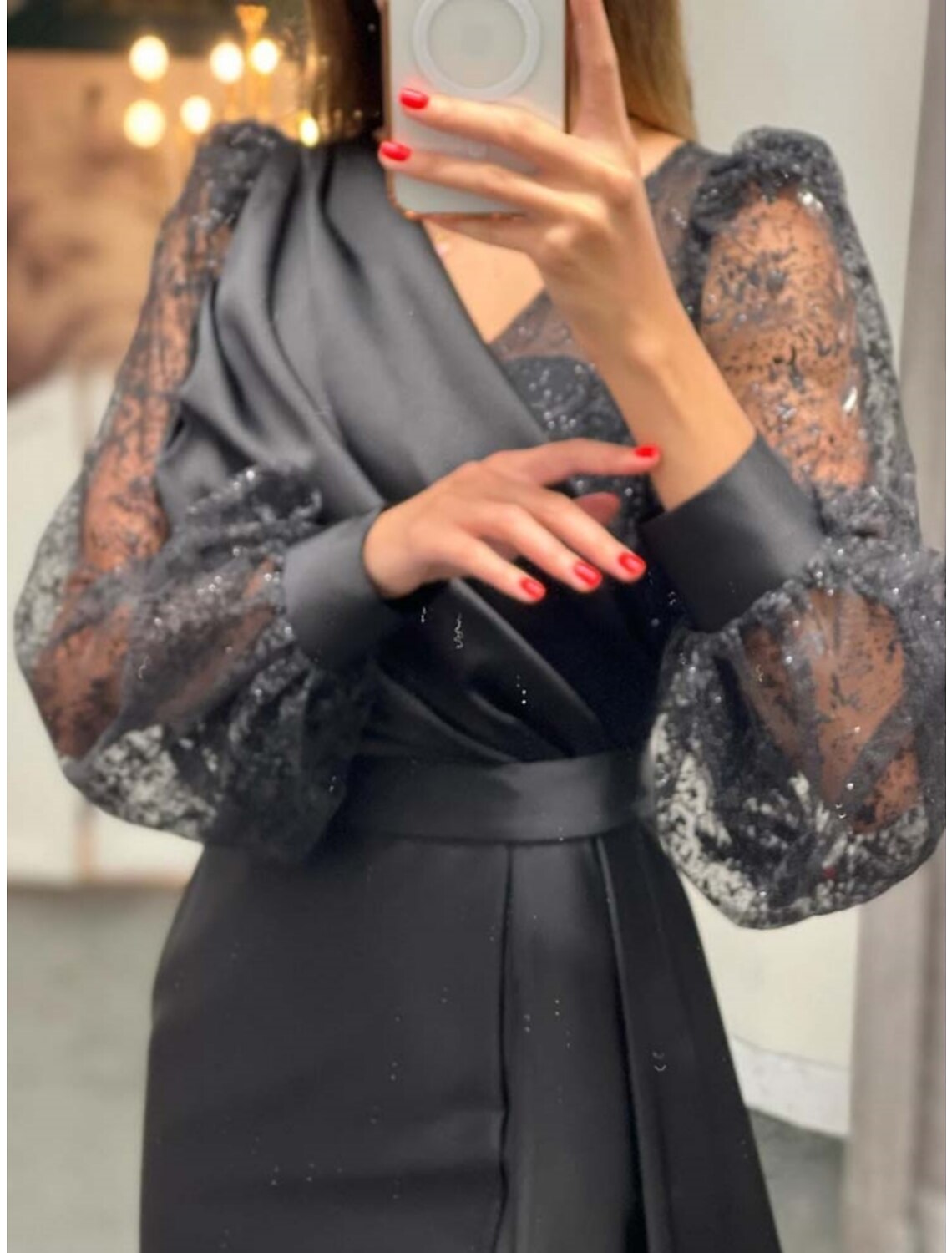 Abito da sera a trapezio, elegante, formale, rosso, verde, natalizio, con strascico, manica lunga, scollo a V, in raso con pieghe e spacco arricciato, 2025